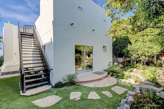 Building Photo - Beautifully Remodeled, 4BR4.5BA Hill Section Home w/ Amazing Panoramic Ocean Views, 3 Decks, Atri...