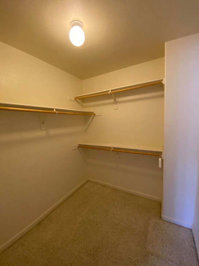 Building Photo - Huge 5 Bedroom + Den, 3 Bath Southside Hom...