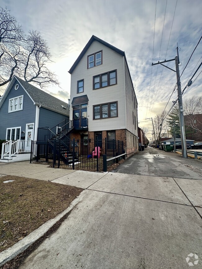 Building Photo - 3342 N Hoyne Ave