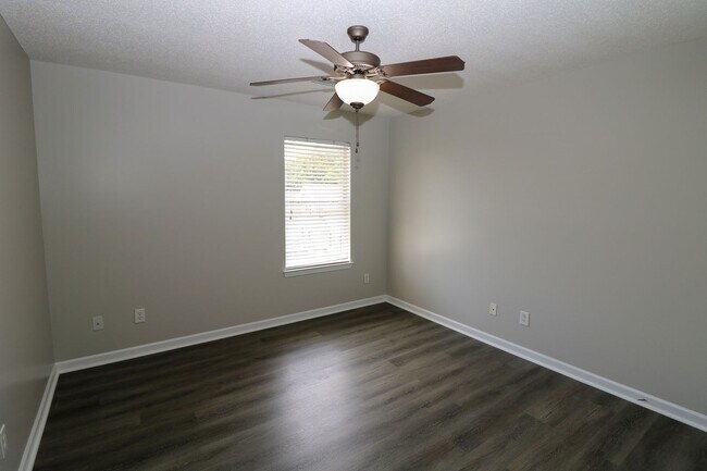 Building Photo - Lincoln Tri-Plex Upstairs Unit