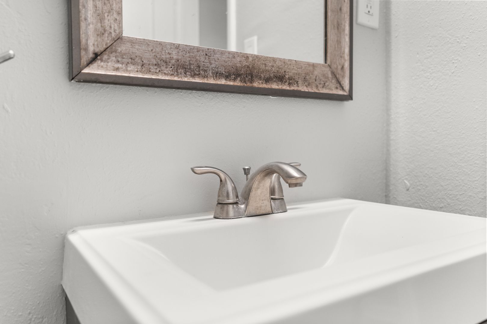 Building Photo - 1900 E 7th St