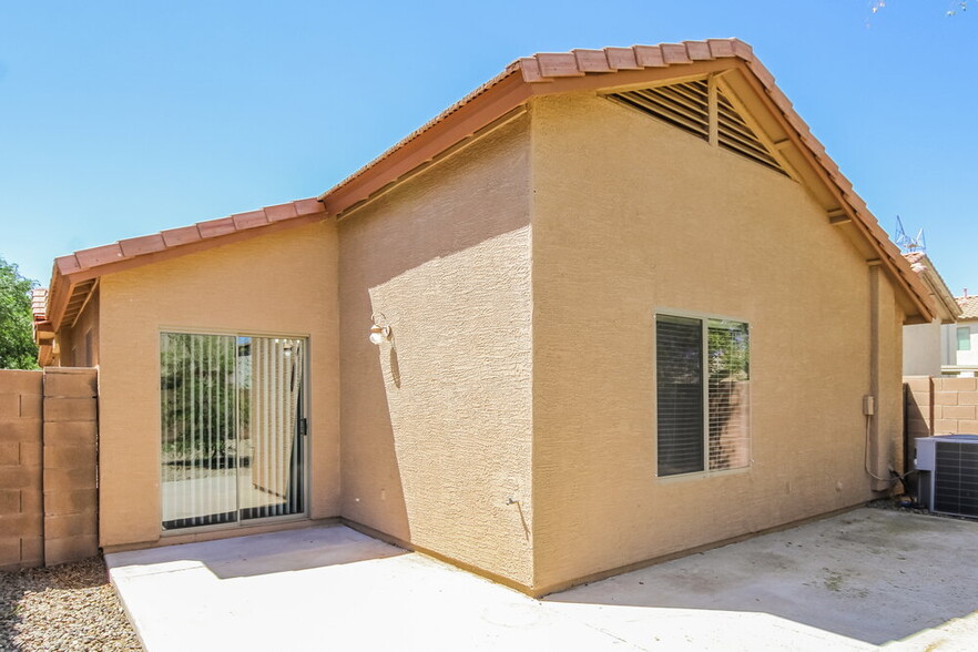 Building Photo - 410 E Daniella Dr