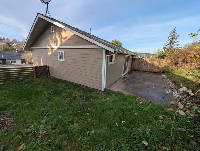 Building Photo - Updated Bremerton Duplex, Close to EVERYTH...