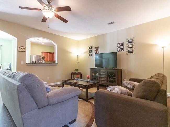 Building Photo - Beautiful 3BR TownHome