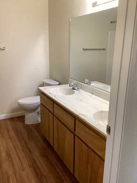 Building Photo - 604 N Bagby Dr