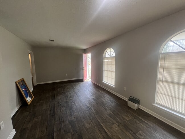 Building Photo - 2915 Longwood Dr