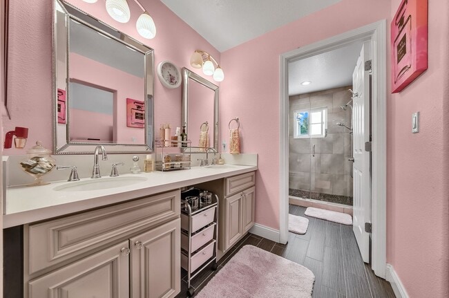 Building Photo - Beautifully updated 3-bedroom home close t...