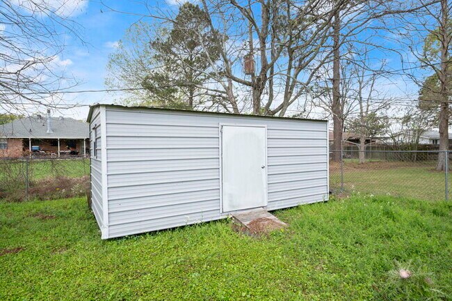 Building Photo - 9852 Hawthorne Dr