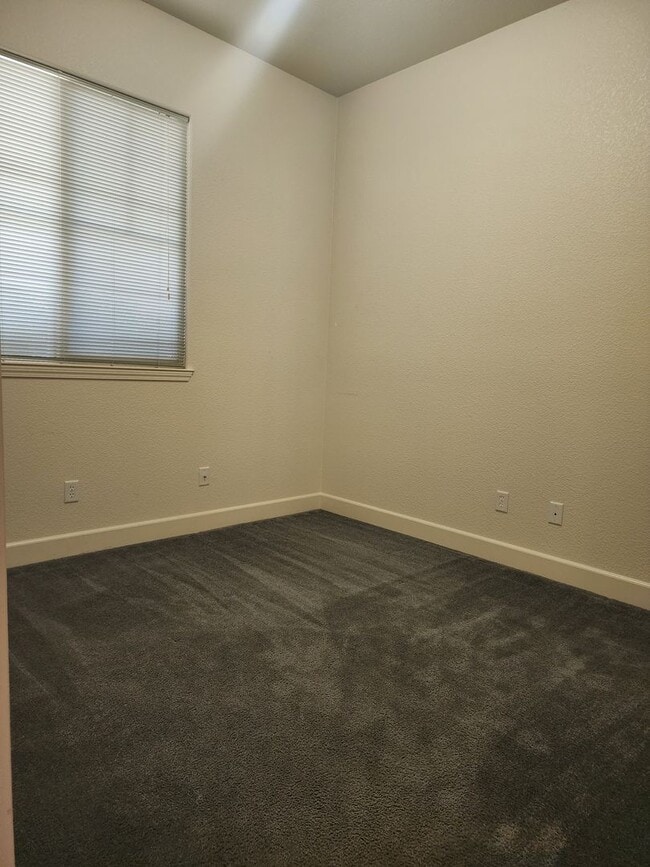 Building Photo - Beautiful Three Bedroom in the Golf Cou...