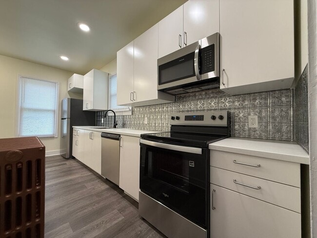 Building Photo - Now showing updated 3BR 1.5 bath house!