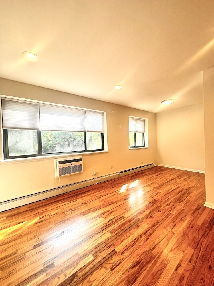 Building Photo - 6954 N Sheridan Rd