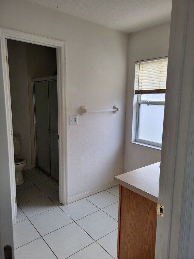 Building Photo - Spacious, Bright & Move-In Ready Home in C...