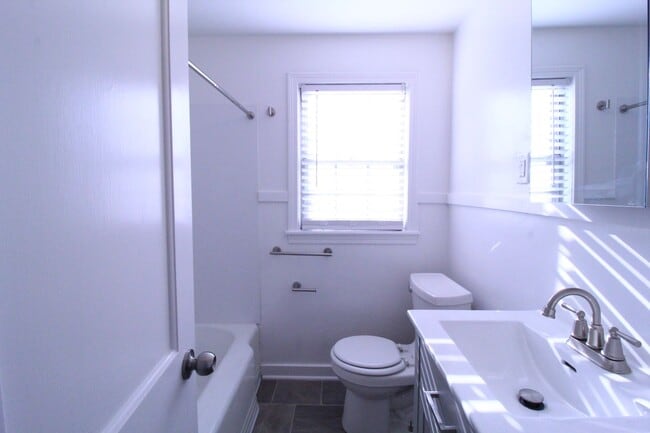 Building Photo - February FREE On This 2 Bedroom 1 Bath Duplex In The Waldo Area