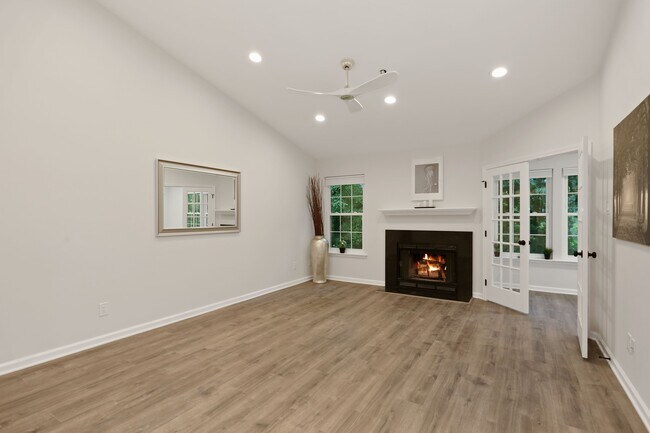 wood burning Fireplace and high vaulted ceiling - 3309 Wyndham Cir