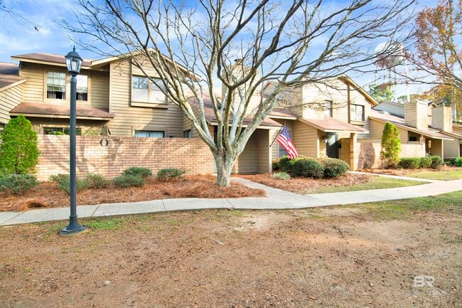 Building Photo - 200 Parma Dr