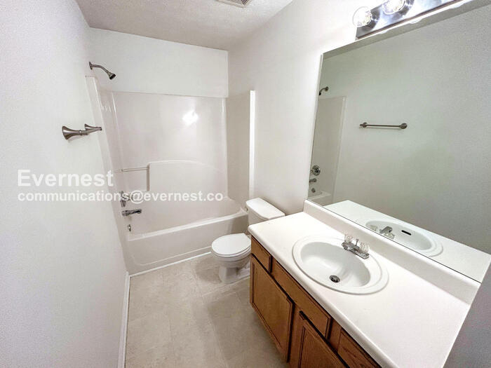 Building Photo - 218 Copperbend Dr SE