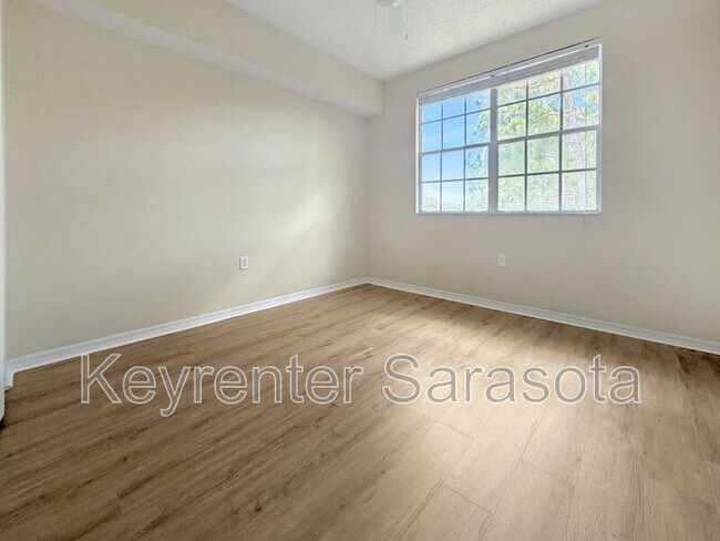 Building Photo - 5500 Bentgrass Dr