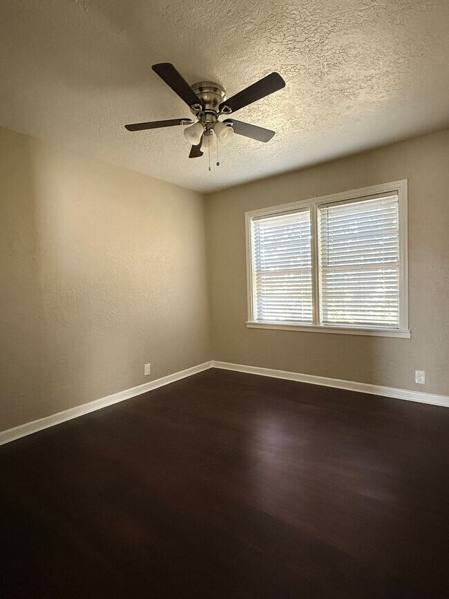 Building Photo - Spacious 3 Bed 1 Bath - Burkburnett