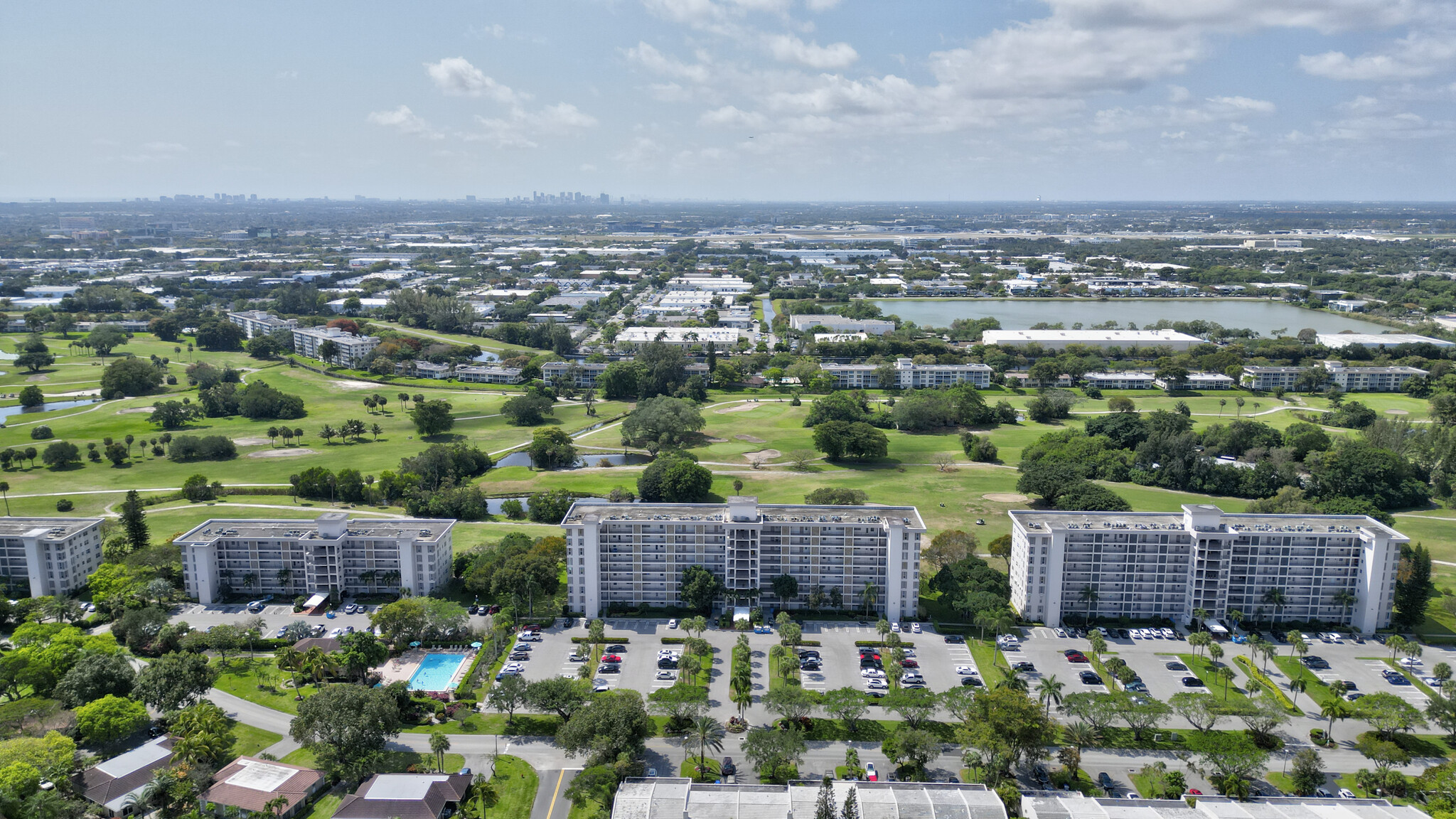 Building Photo - 3050 N Palm Aire Dr