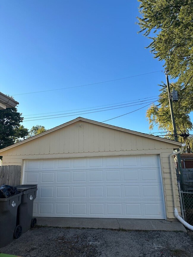 Building Photo - Welcome to this charming 3-bedroom, 1-bath...