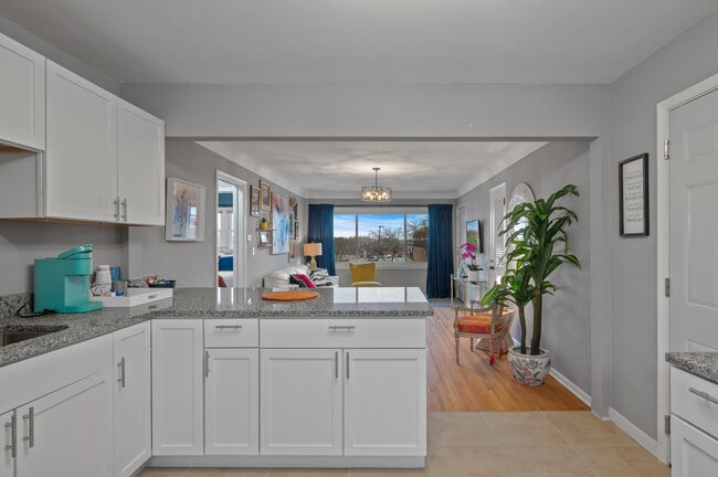 Building Photo - 248 Ruth St N