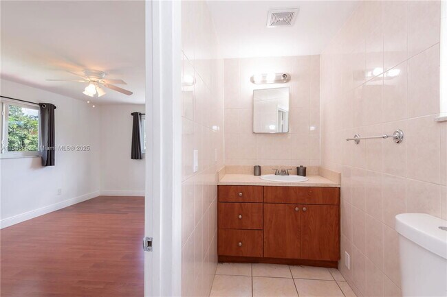 Building Photo - 142 NW 43rd Pl