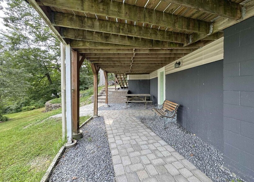Building Photo - 18 Holts Point Rd