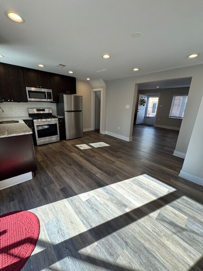 Building Photo - Beauty in Marconi Park West 3 Beds finishe...