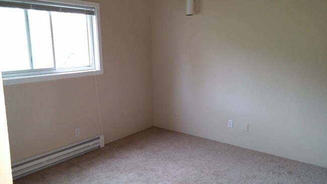 Building Photo - 4 Touchstone