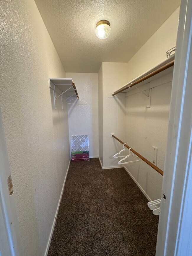 Building Photo - 3BR Duplex with gated yard and Garage