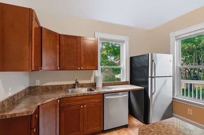Building Photo - 37 Thorndike St
