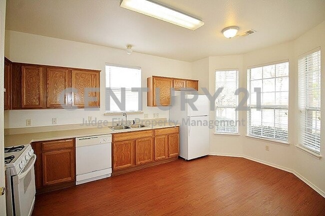 Building Photo - Charming 3/2/2 in Summit Oaks For Rent!