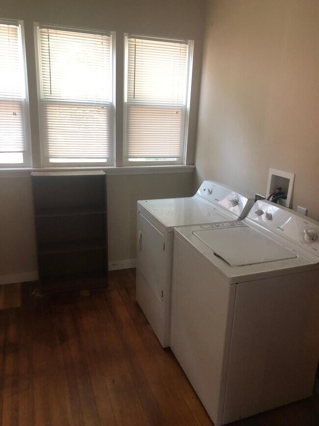 Building Photo - 1704 Oak St