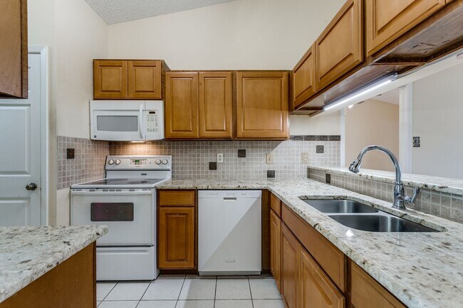 Building Photo - Charming 3-bedroom, 2 bath home in desirab...