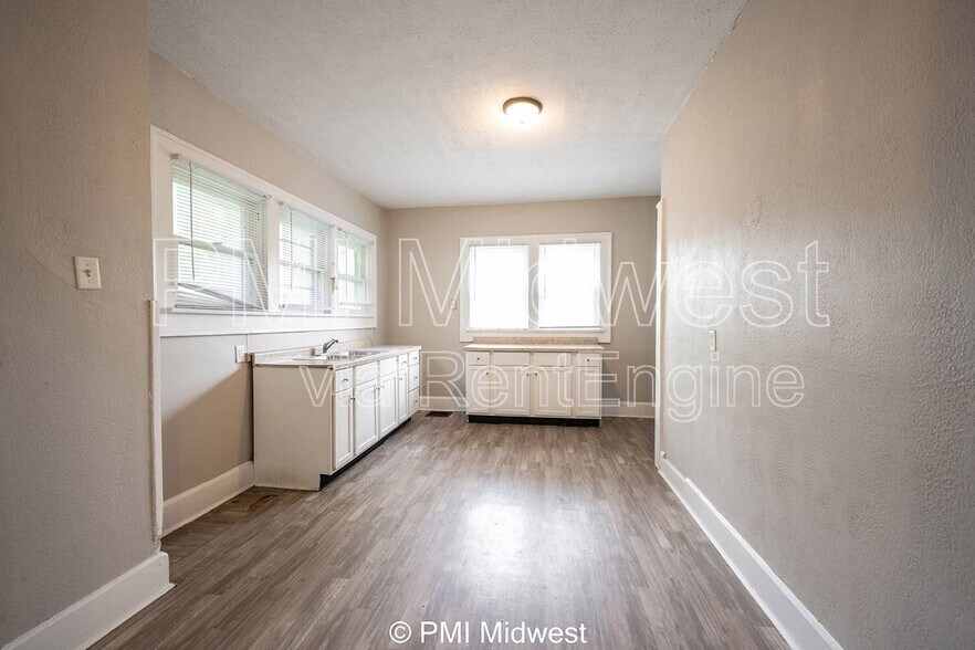 Building Photo - 130 N Gladstone Ave