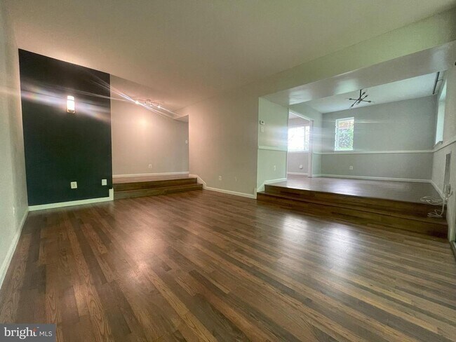 Primary Photo - 1661 Parkcrest Cir