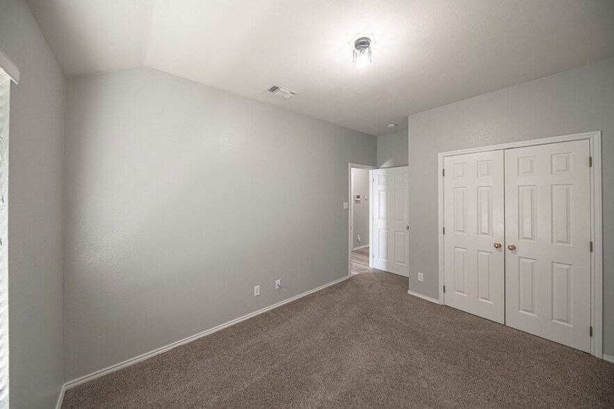 Building Photo - 2207 Medford Ct