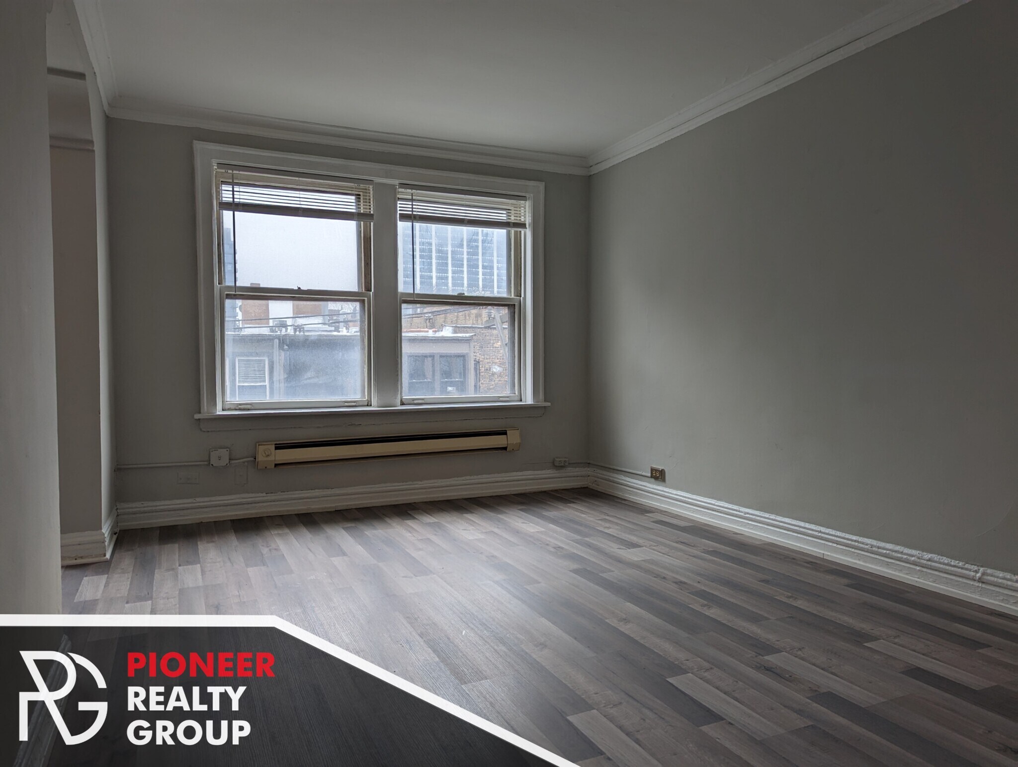 Building Photo - 429 W Roscoe St