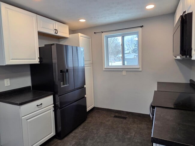 Building Photo - 2 bedroom Single Family