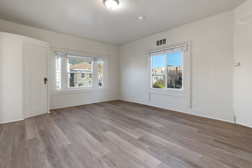Building Photo - 537 33rd St