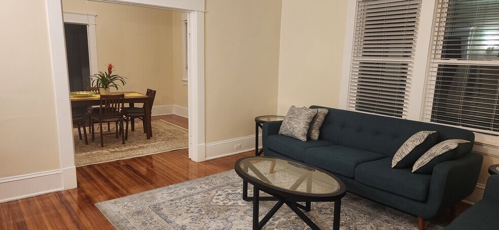 Building Photo - 703 W Markham Ave