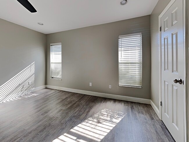 Building Photo - 2709 Mnr Hl Dr