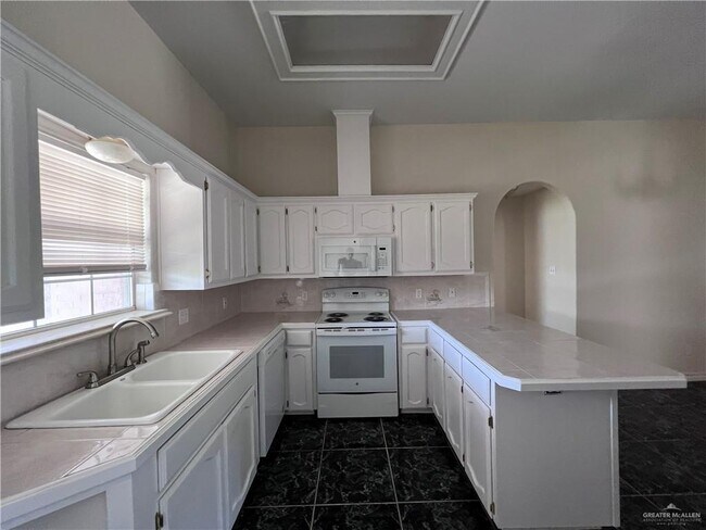Building Photo - 4612 W Maple Ave