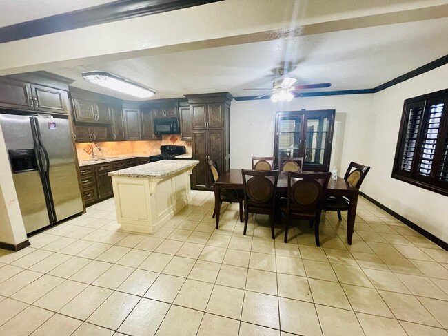 Building Photo - 1503 Chicago St