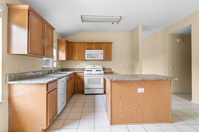 Building Photo - 3300 Creekwood Dr