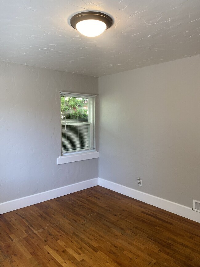 Building Photo - MOVE IN SPECIAL: Move in before November 2...