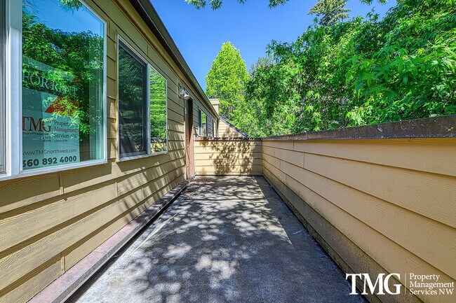 Building Photo - Amazing Open concept Condo in a secluded c...