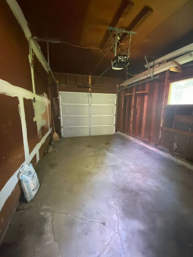 Building Photo - $1,600 | 3 Bedroom, 1 Bathroom House | No ...