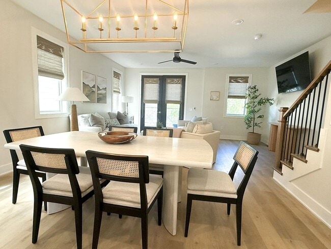 Building Photo - Luxury Townhome