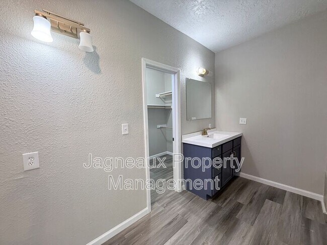 Building Photo - 816 Shady Ln